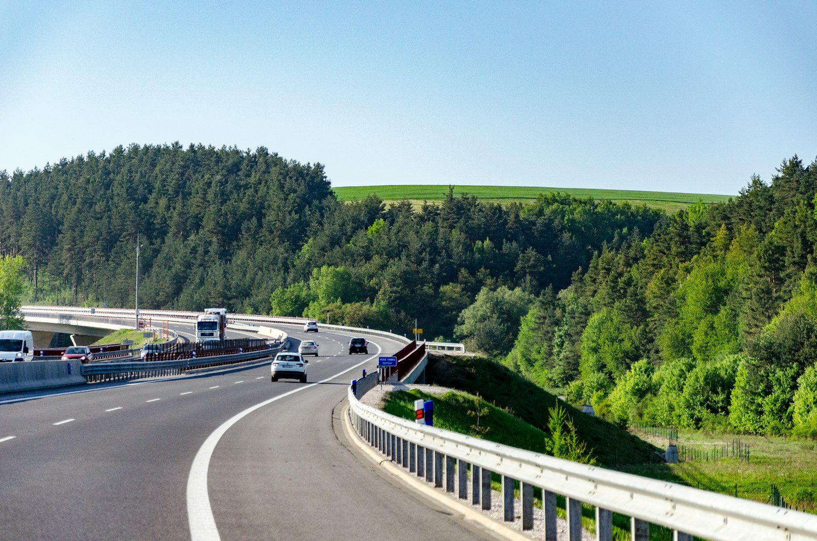 Autocar en déplacement sur une route