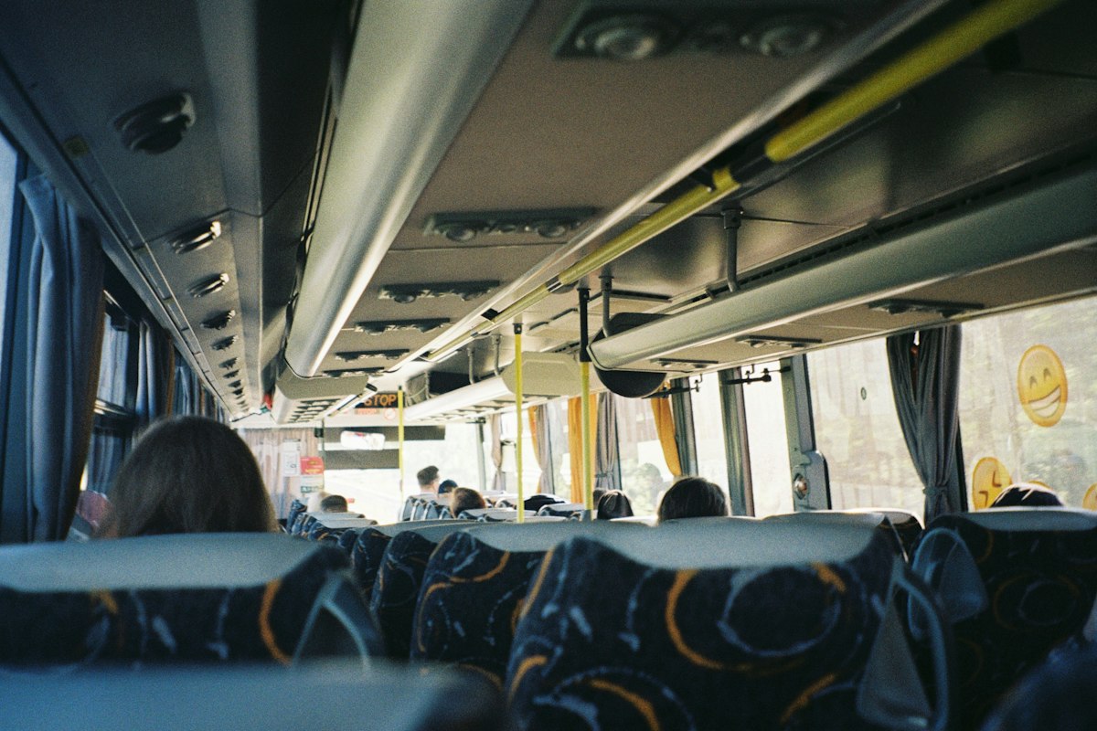 Intérieur de bus avec sièges confortables