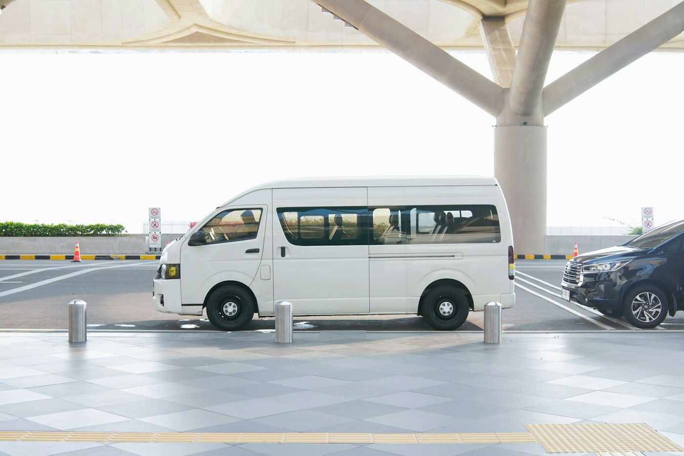 Navette moderne devant un terminal d’aéroport